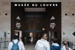 Pencurian Perhiasan di Louvre 2025